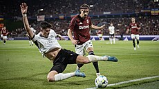 Veljko Birman�evi� a Joao Querios bojují o mí�.