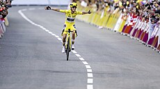 Vít�zné gesto Pauline Ferrandové-Prévotové v cíli deváté etapy Tour de France.