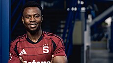 Kevin-Prince Milla pózuje ve sparanském dresu po pestupu z Dukly.