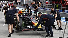 Mechanici Red Bullu tlaí monopost Maxe Verstappena zpt do garáe.
