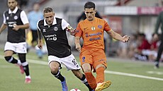 Juanjo Nieto z Celje (v oran�ovém) si st�e�í mí� p�ed dotírajícím Mattiou...