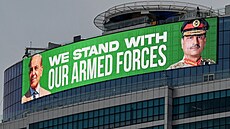 Pákistánský premiér �áhbáz �aríf a ná�elník �tábu pákistánské armády Asim Munir...