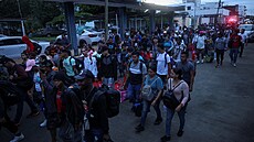 Z mexického m�sta Tapachula na jihu zem� vy�el pochod p�ibli�n� 300 migrant�,...