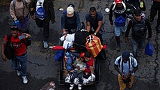 Z mexického m�sta Tapachula na jihu zem� vy�el pochod p�ibli�n� 300 migrant�,...