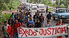 Z mexického m�sta Tapachula na jihu zem� vy�el pochod p�ibli�n� 300 migrant�,...