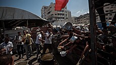 Obyvatelé palestinského Pásma Gazy �ekají na teplé jídlo. (5. srpna 2025)