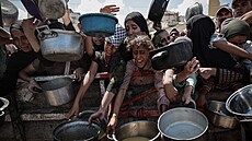 Obyvatelé palestinského Pásma Gazy �ekají na teplé jídlo. (5. srpna 2025)