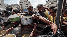 Obyvatelé palestinského Pásma Gazy ekají na teplé jídlo. (5. srpna 2025)