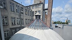 Pohled na kopuli opravovaného historického obchodního domu Breda v Opav. Za ní...