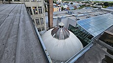 Pohled na kopuli opravovaného historického obchodního domu Breda v Opav�. Za ní...