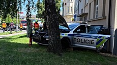 Pi nehod policejního vozu s dalím automobilem na kiovatce v Opav se...