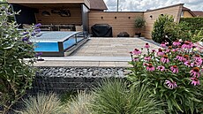 Pergola, kterou navrhl i zrealizoval man�el sám. 