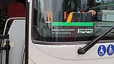 Cestující mohou nov� do p�ím�stských autobus� nastupovat v�emi dve�mi. (1....