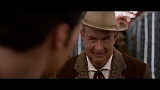 Tom Hanks jako manaer Tom Parker ve filmu Elvis.