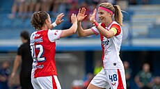 Kamila Dubcová (vpravo) a Lucie Kroupová v pípravném zápase s polskými...