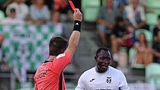 Karvinský Ebrima Singhateh vidí �ervenou kartu, sudí Vokoun mu ji dal za faul...
