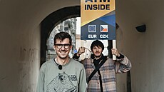 Janek Rube� (vlevo) a Jan Mikulka z kanálu Kluci z Prahy upozor�ují na...