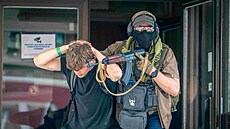 Policisté zasahovali proti ozbrojeným úto�ník�m v pra�ské �kole v rámci cvi�ení...