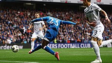 Djeidi Gassama z Rangers stílí první gól proti Plzni
