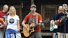 Kapela Monopól zahrála na happeningu k desátému ro�níku hudebního festivalu...
