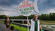 U Malé vodní elektrárny Nové Mlýny na Beclavsku 1. srpna 2025 protestovali...