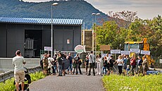 U Malé vodní elektrárny Nové Mlýny na Beclavsku 1. srpna 2025 protestovali...