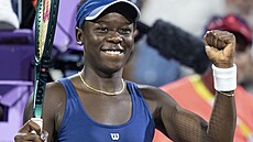 Victoria Mboková se raduje z výhry ve �tvrtfinále turnaje v Montrealu.
