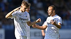 Fotbalisté Liberce se radují z branky Dukle.