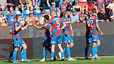 Plze�tí fotbalisté se radují z gólu do sít� Slovácka.