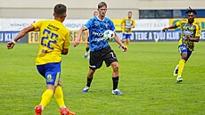 Mladoboleslavský hrá Roman Macek si hlídá mí ped soupei ze Zlína.