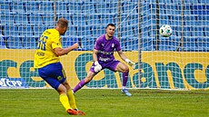 Zlínský Tomá Poznar stílí na branku Alee Mandouse z Mladé Boleslavi.