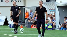 Trenér Slovácka Jan Kameník sleduje své svence v zápase s Plzní.