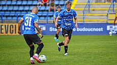 Mladoboleslav�tí fotbalisté si p�ihrávají v utkání na p�d� Zlínu.