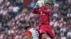 Teplický branká� Matou� Trmal chytá mí� v zápase se Slavií.
