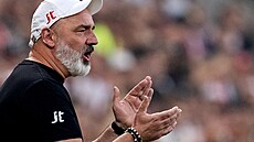 Slávistický trenér Jind�ich Trpi�ovský podporuje své sv��ence v zápase proti...