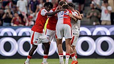 Fotbalisté Slavie se radují z gólu do sít Teplic.