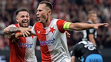 Jan Boil podporován Vasilem Kuejem se raduje z gólu do sít Teplic.