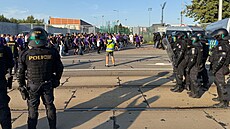 Policie hlídá fanou�ky, kte�í mí�í na zápas Konferen�ní ligy mezi Baníkem a...