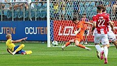 ikovský branká Jan Sirotník vykopává mí po anci opavského Tomá Rataje.