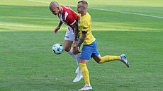 Stoper opavských fotbalist Jií Janoín brání útoníka Viktorie ikov Zdeka...