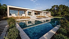 Vila Tai, zasazená do malebné krajiny La Reserva ve panlském Sotogrande, je...