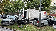 Nehoda jednoho nákladního auta a n�kolika osobních aut v pra�ské ulici...