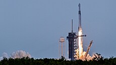 Raketa Falcon 9 spole�nosti SpaceX se �ty��lennou posádkou odstartovala z...