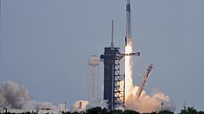 Raketa Falcon 9 spole�nosti SpaceX se �ty��lennou posádkou odstartovala z...