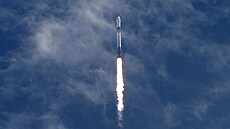 Raketa Falcon 9 spole�nosti SpaceX se �ty��lennou posádkou odstartovala z...