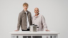 Zdenk Pohlreich zpt na scén  a pináí bezpený tlakový hrnec, který...