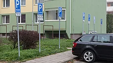 Ve nkterých kromíských ulicích vyrostl doslova les znaek oznaujících...