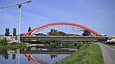 Stavba�i pou�ili na most v Napajedlech p�es 700 kubík� betonu. První �idi�i se...