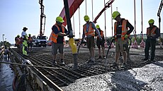 Stavba�i pou�ili na most v Napajedlech p�es 700 kubík� betonu. První �idi�i se...