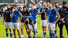Zklamaní fotbalisté Baníku po vyazení s Legií Varava.